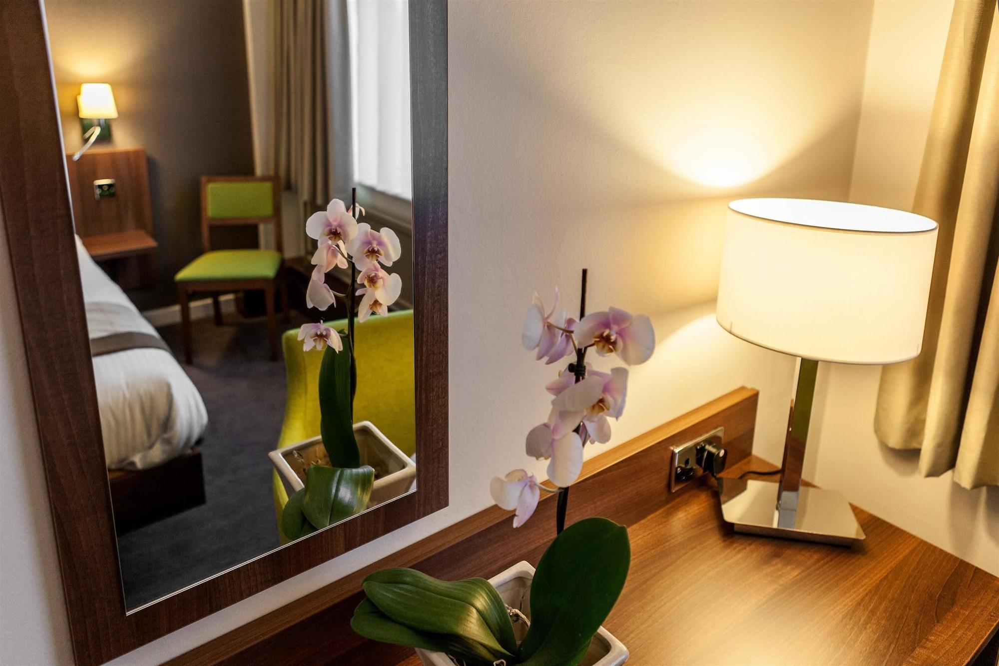 Cresta Court 3*