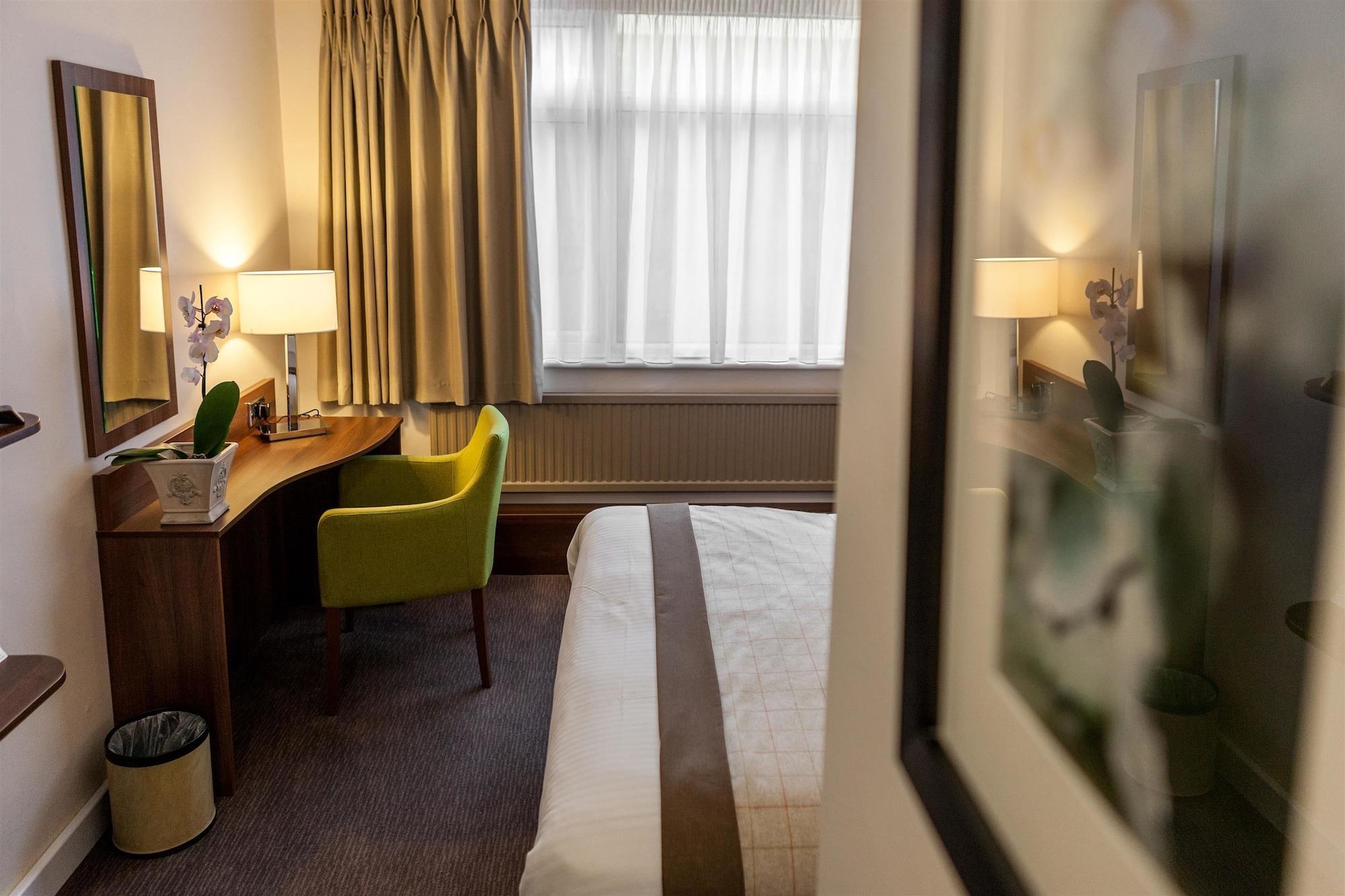 Cresta Court Hotel