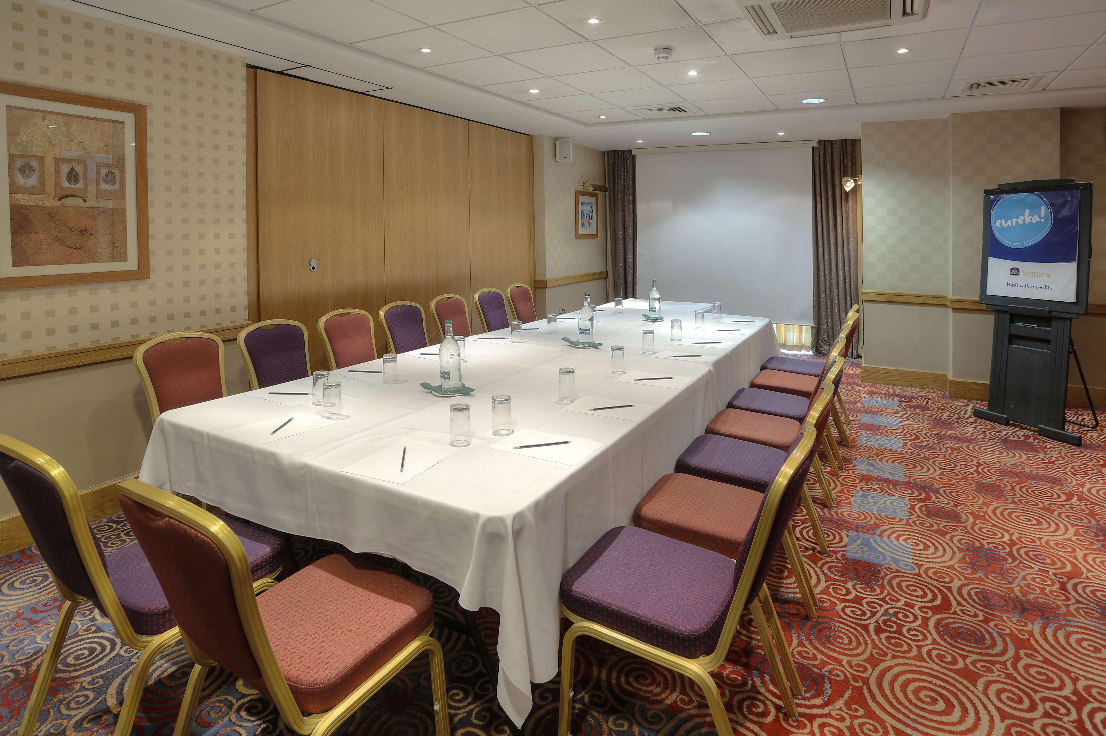 Cresta Court Hotel