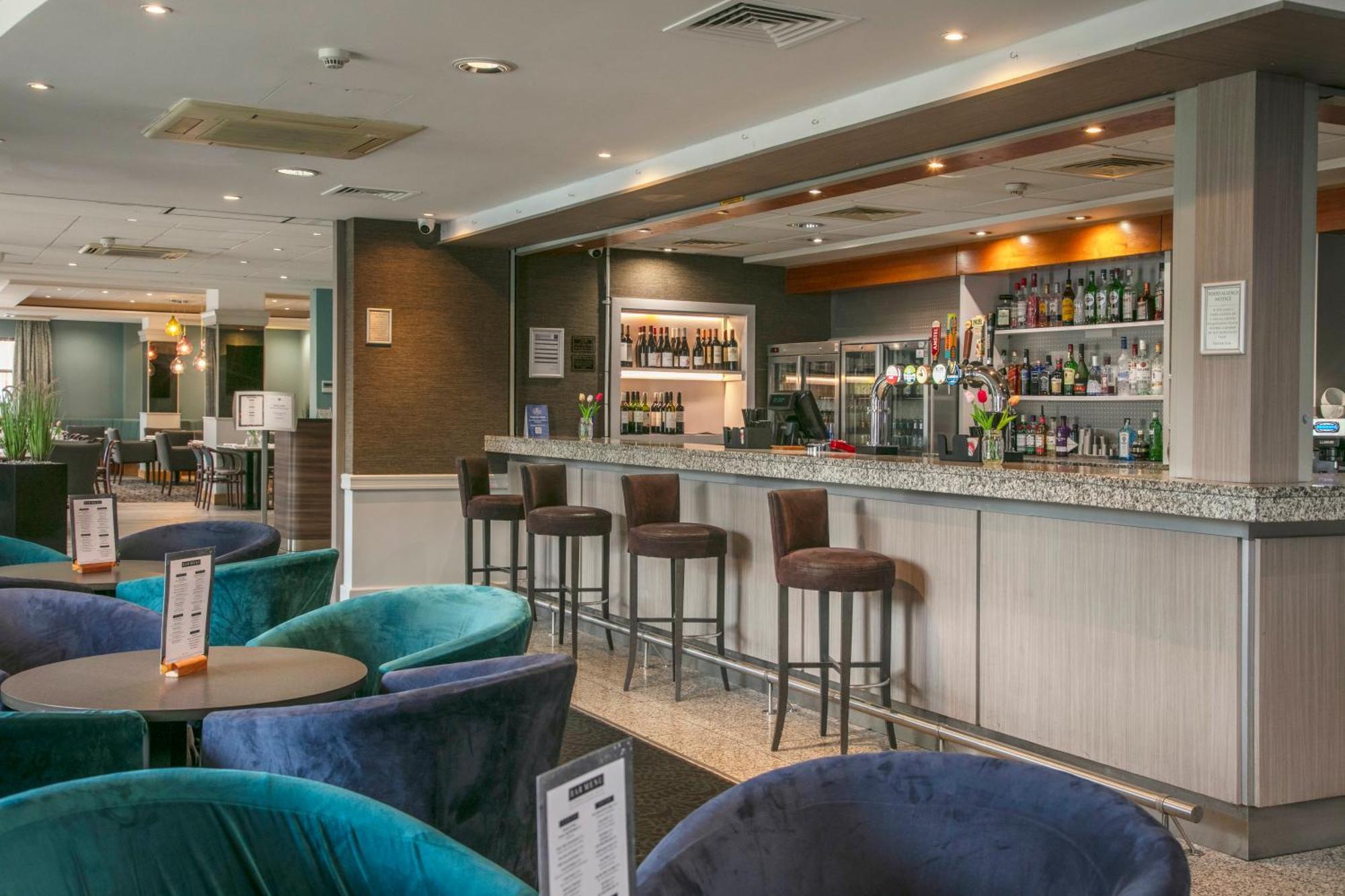 Cresta Court 3*