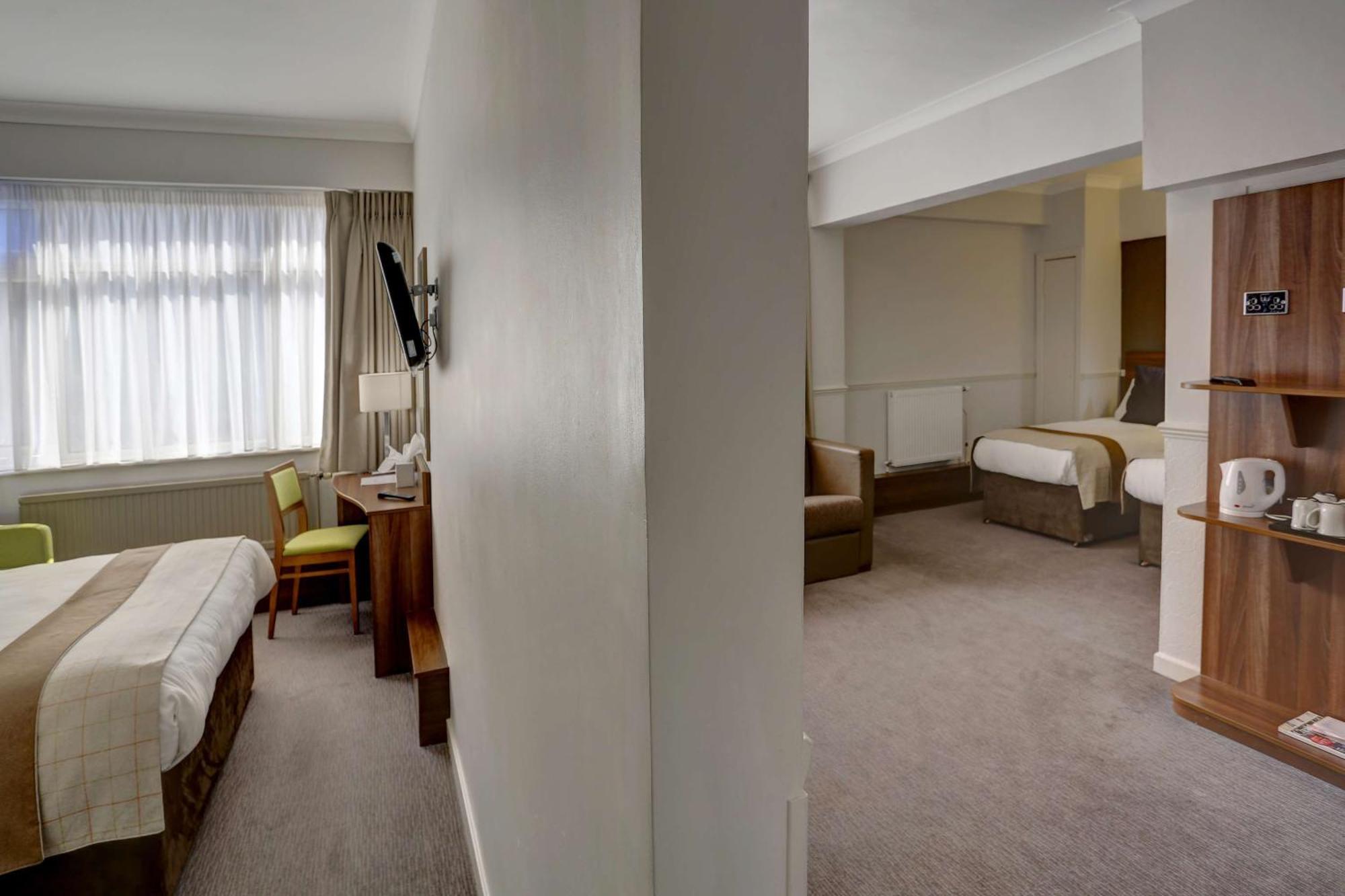 Cresta Court Hotel 3*